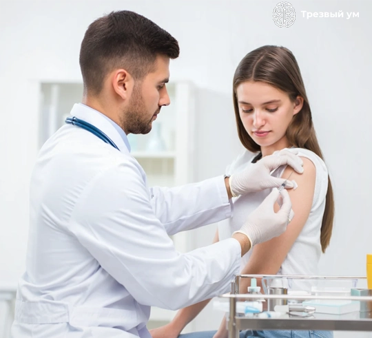 Врач делает укол от алкоголизма на 5 лет